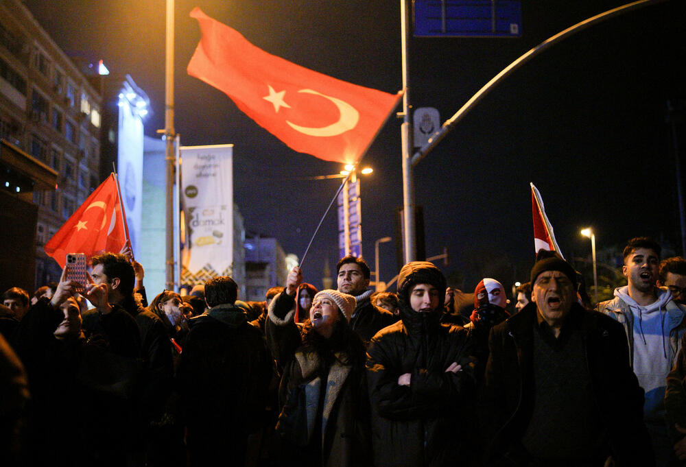 <p>Turska državna agencija Anadolu javlja da je gradonačelnik Istanbula među skoro 100 osoba, uključujući poslovne ljude i novinare, za koje su izdati nalozi za hapšenje. Optužbe uključuju vođenje kriminalne organizacije, iznudu, podmićivanje i nezakonit pristup ličnim podacima</p>