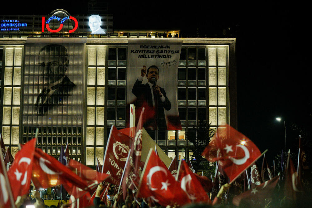 <p>Turska državna agencija Anadolu javlja da je gradonačelnik Istanbula među skoro 100 osoba, uključujući poslovne ljude i novinare, za koje su izdati nalozi za hapšenje. Optužbe uključuju vođenje kriminalne organizacije, iznudu, podmićivanje i nezakonit pristup ličnim podacima</p>