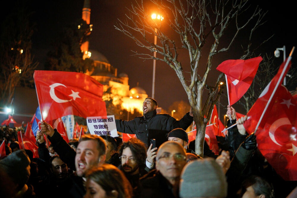 <p>Turska državna agencija Anadolu javlja da je gradonačelnik Istanbula među skoro 100 osoba, uključujući poslovne ljude i novinare, za koje su izdati nalozi za hapšenje. Optužbe uključuju vođenje kriminalne organizacije, iznudu, podmićivanje i nezakonit pristup ličnim podacima</p>