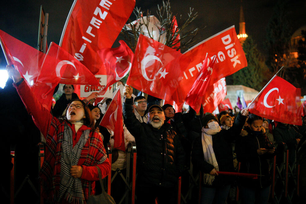 <p>Turska državna agencija Anadolu javlja da je gradonačelnik Istanbula među skoro 100 osoba, uključujući poslovne ljude i novinare, za koje su izdati nalozi za hapšenje. Optužbe uključuju vođenje kriminalne organizacije, iznudu, podmićivanje i nezakonit pristup ličnim podacima</p>