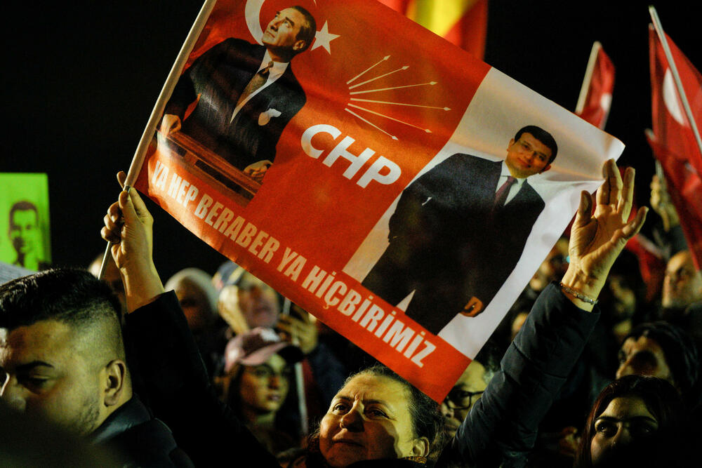 <p>Turska državna agencija Anadolu javlja da je gradonačelnik Istanbula među skoro 100 osoba, uključujući poslovne ljude i novinare, za koje su izdati nalozi za hapšenje. Optužbe uključuju vođenje kriminalne organizacije, iznudu, podmićivanje i nezakonit pristup ličnim podacima</p>