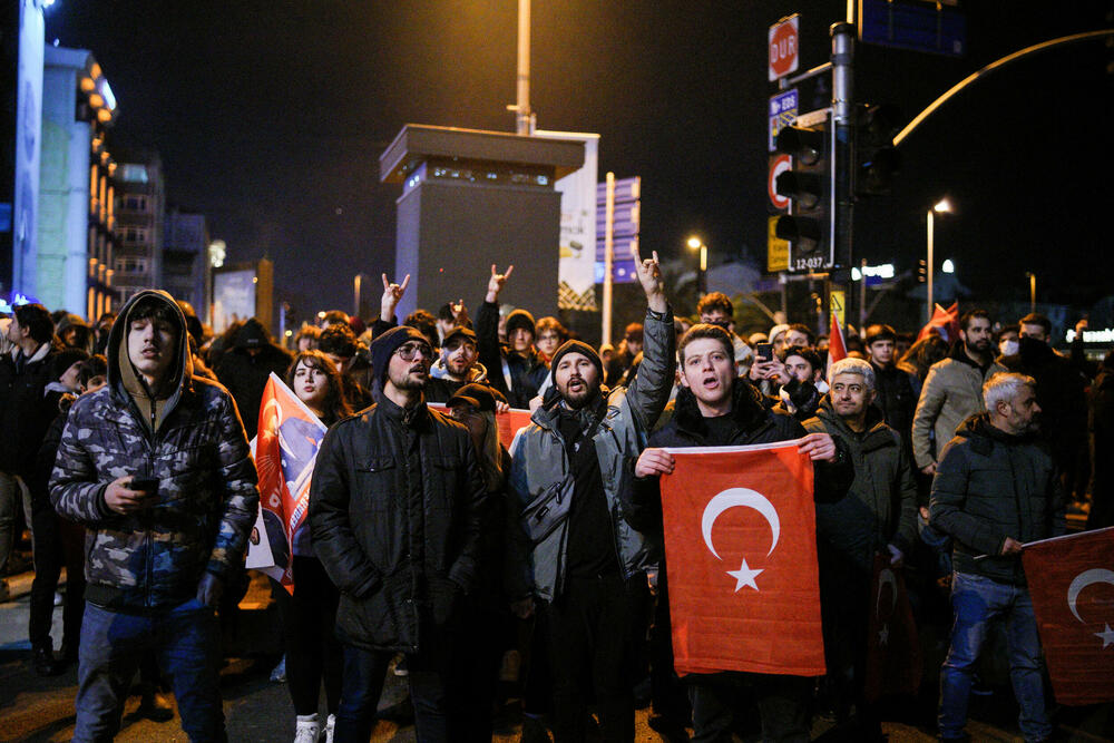 <p>Turska državna agencija Anadolu javlja da je gradonačelnik Istanbula među skoro 100 osoba, uključujući poslovne ljude i novinare, za koje su izdati nalozi za hapšenje. Optužbe uključuju vođenje kriminalne organizacije, iznudu, podmićivanje i nezakonit pristup ličnim podacima</p>