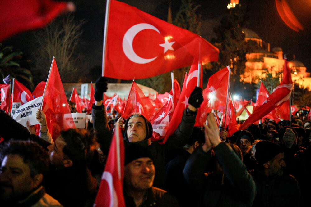 <p>Turska državna agencija Anadolu javlja da je gradonačelnik Istanbula među skoro 100 osoba, uključujući poslovne ljude i novinare, za koje su izdati nalozi za hapšenje. Optužbe uključuju vođenje kriminalne organizacije, iznudu, podmićivanje i nezakonit pristup ličnim podacima</p>