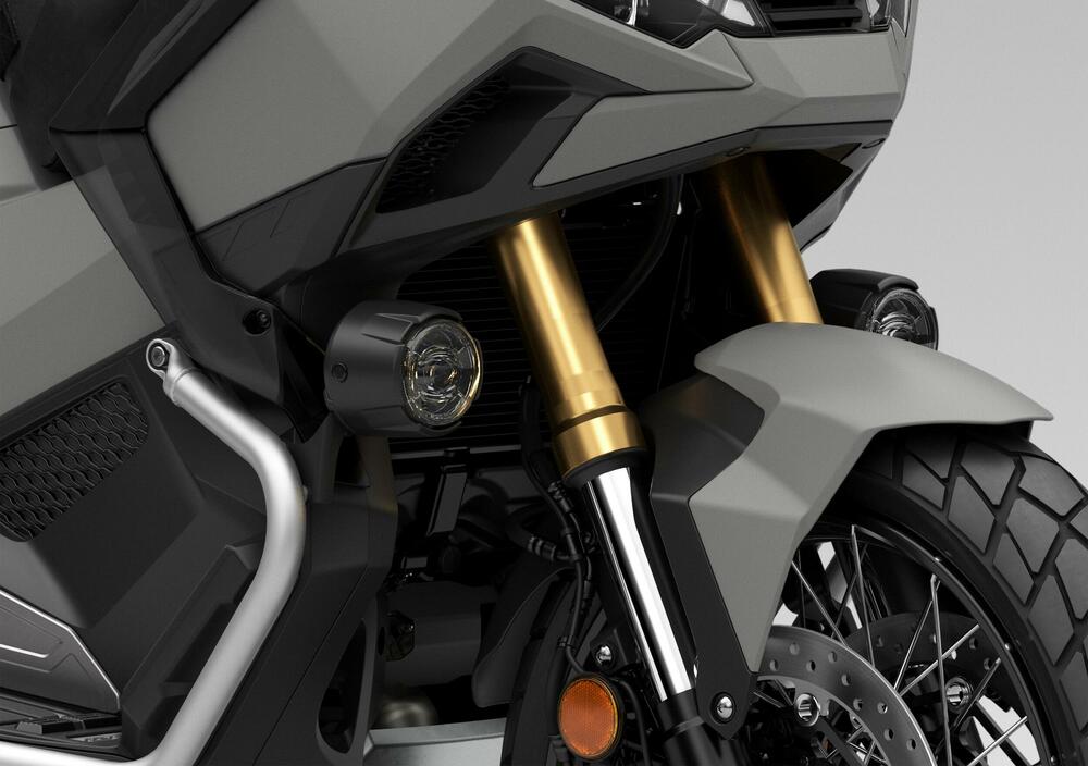 <p><strong>Novi X-ADV razbija kalup i podiže standard. Dijelom avanturistički motocikl, dijelom skuter, sa najboljim karakteristikama oba svijeta, to je vrhunski urbani istraživač.</strong></p>  <p> </p>