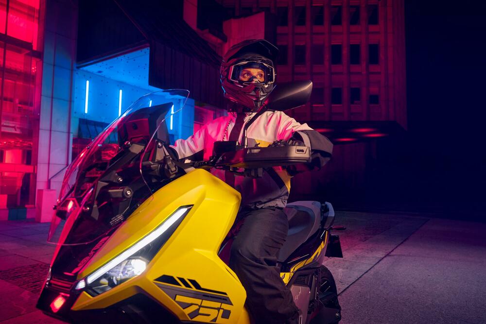 <p><strong>Novi X-ADV razbija kalup i podiže standard. Dijelom avanturistički motocikl, dijelom skuter, sa najboljim karakteristikama oba svijeta, to je vrhunski urbani istraživač.</strong></p>  <p> </p>