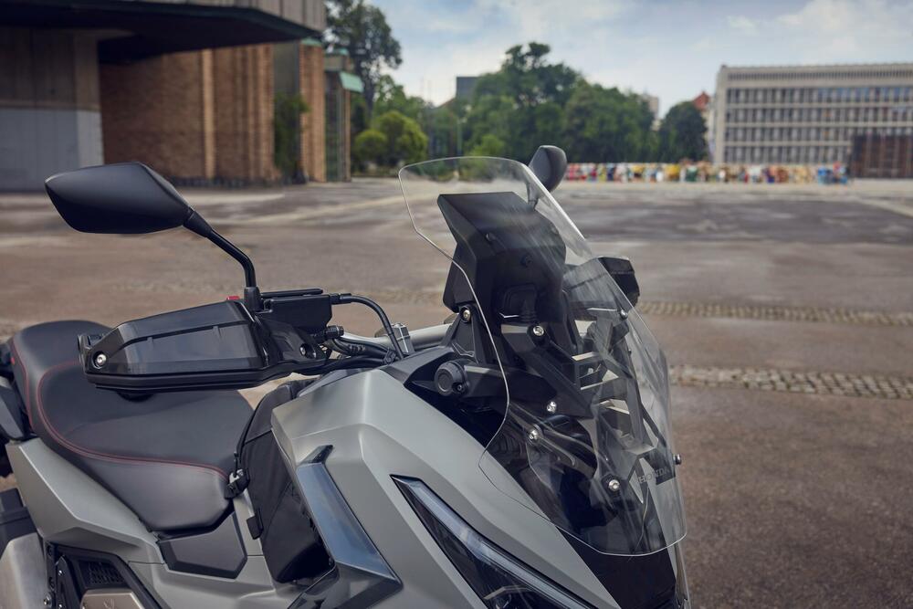 <p><strong>Novi X-ADV razbija kalup i podiže standard. Dijelom avanturistički motocikl, dijelom skuter, sa najboljim karakteristikama oba svijeta, to je vrhunski urbani istraživač.</strong></p>  <p> </p>