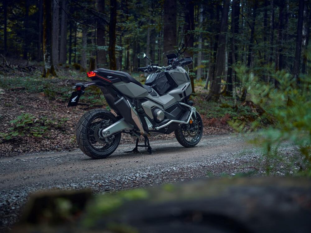 <p><strong>Novi X-ADV razbija kalup i podiže standard. Dijelom avanturistički motocikl, dijelom skuter, sa najboljim karakteristikama oba svijeta, to je vrhunski urbani istraživač.</strong></p>  <p> </p>