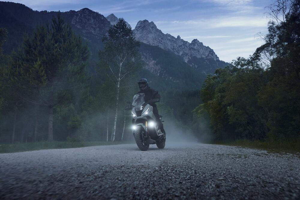 <p><strong>Novi X-ADV razbija kalup i podiže standard. Dijelom avanturistički motocikl, dijelom skuter, sa najboljim karakteristikama oba svijeta, to je vrhunski urbani istraživač.</strong></p>  <p> </p>