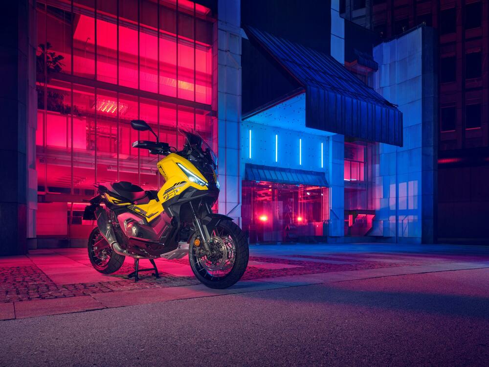 <p><strong>Novi X-ADV razbija kalup i podiže standard. Dijelom avanturistički motocikl, dijelom skuter, sa najboljim karakteristikama oba svijeta, to je vrhunski urbani istraživač.</strong></p>  <p> </p>