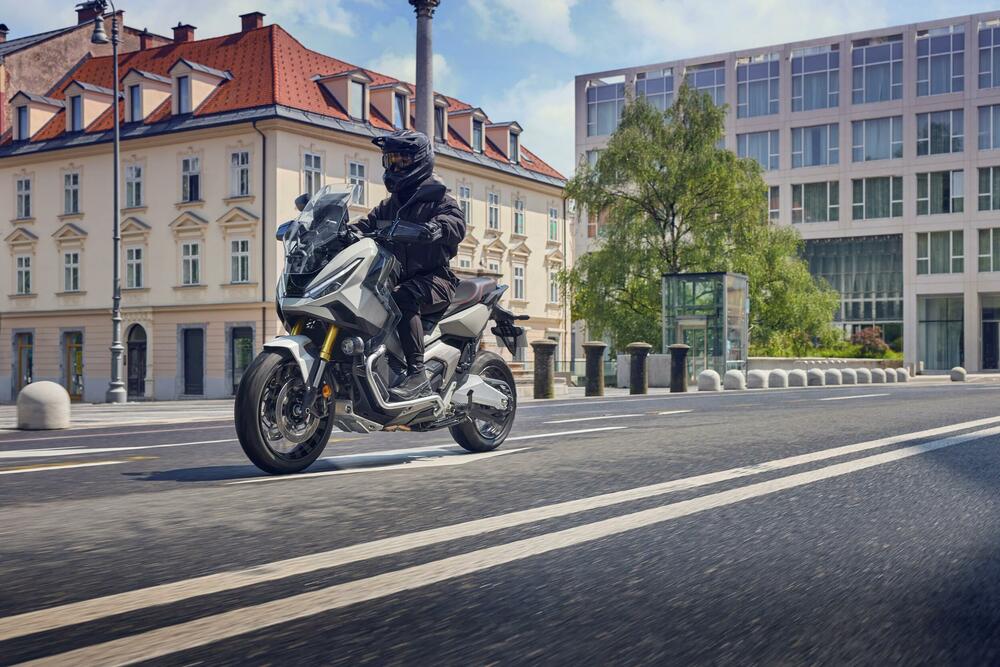 <p><strong>Novi X-ADV razbija kalup i podiže standard. Dijelom avanturistički motocikl, dijelom skuter, sa najboljim karakteristikama oba svijeta, to je vrhunski urbani istraživač.</strong></p>  <p> </p>