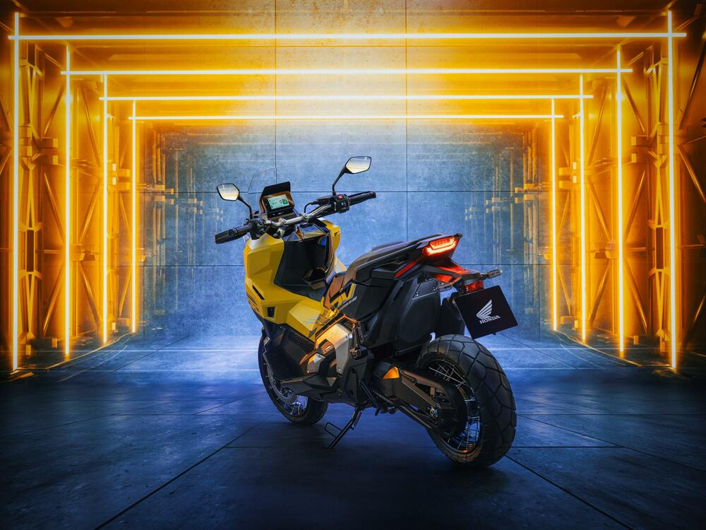 <p><strong>Novi X-ADV razbija kalup i podiže standard. Dijelom avanturistički motocikl, dijelom skuter, sa najboljim karakteristikama oba svijeta, to je vrhunski urbani istraživač.</strong></p>  <p> </p>