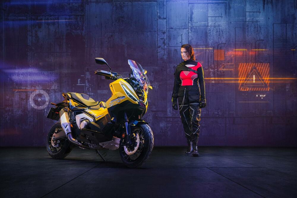 <p><strong>Novi X-ADV razbija kalup i podiže standard. Dijelom avanturistički motocikl, dijelom skuter, sa najboljim karakteristikama oba svijeta, to je vrhunski urbani istraživač.</strong></p>  <p> </p>