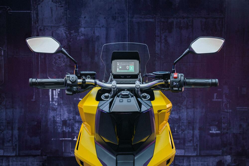 <p><strong>Novi X-ADV razbija kalup i podiže standard. Dijelom avanturistički motocikl, dijelom skuter, sa najboljim karakteristikama oba svijeta, to je vrhunski urbani istraživač.</strong></p>  <p> </p>