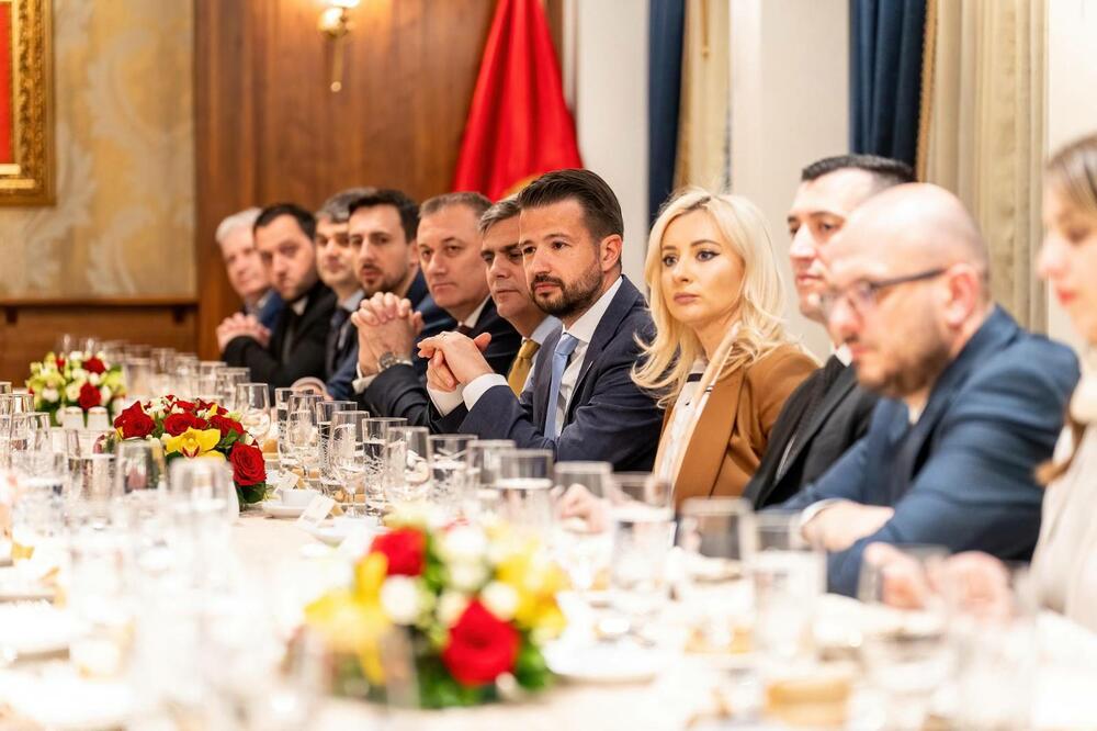 <p>"Crna Gora predstavlja brojčano malu zajednicu u kojoj se prožimaju različite religije i kulture. U tom kontekstu, islam predstavlja neodvojivi dio tradicionalnog i kulturnog nasljeđa našeg društva, a multietnički sklad temeljnu vrijednost današnje Crne Gore"</p>