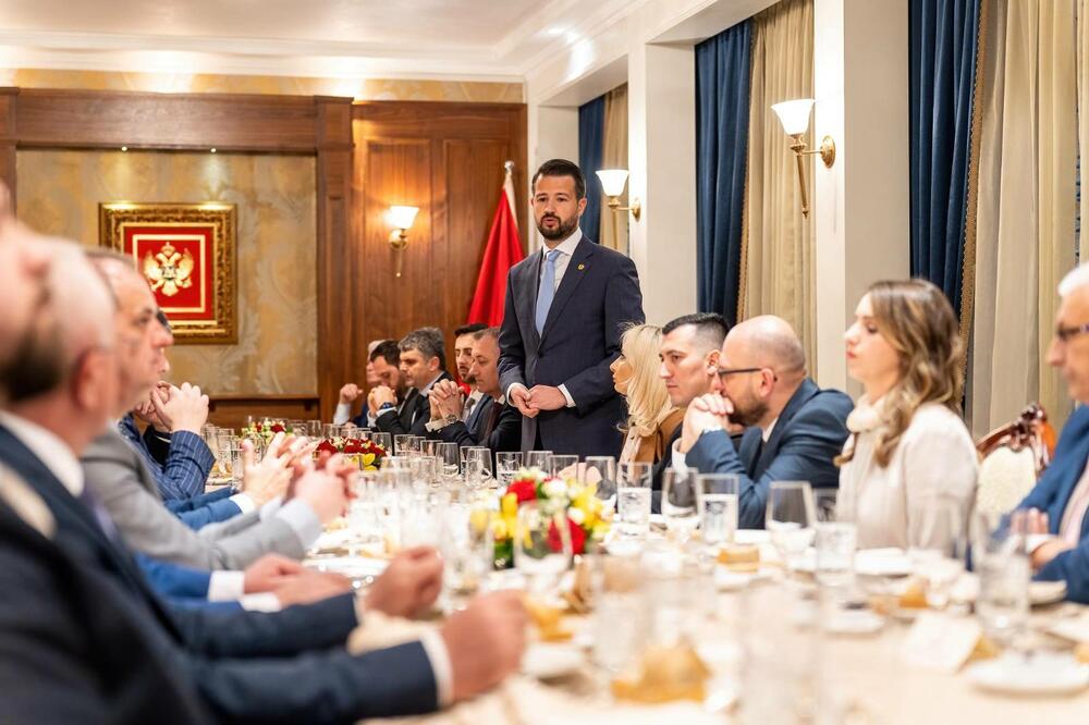 <p>"Crna Gora predstavlja brojčano malu zajednicu u kojoj se prožimaju različite religije i kulture. U tom kontekstu, islam predstavlja neodvojivi dio tradicionalnog i kulturnog nasljeđa našeg društva, a multietnički sklad temeljnu vrijednost današnje Crne Gore"</p>