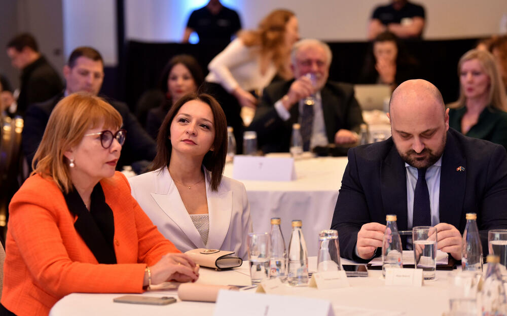 <p>"Arbitraža je više nego podesna da bude ključni institut da se izbjegnu nedostaci sudskih standardnih oblika. Mi se sa svake strane moramo pripremati da budemo konkurentni na tržištu. Moramo voditi računa da osnažimo kapacitete u sudstvu, nije dovoljno stvoriti objekte i imenovati sudije"</p>