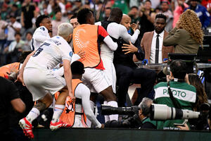 Kada idol donese sreću - Tijeriju Anriju dres sa posvetom junaka...