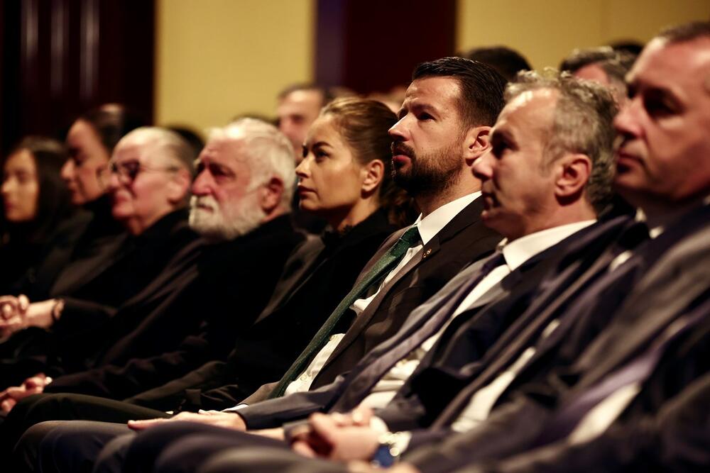 <p>Nekadašnji crnogorski reprezentativac Andrija Delibašić nikada neće biti zaboravljen, poručeno je sa komemorativne sjednice u Crnogorskom narodnom pozorištu</p>