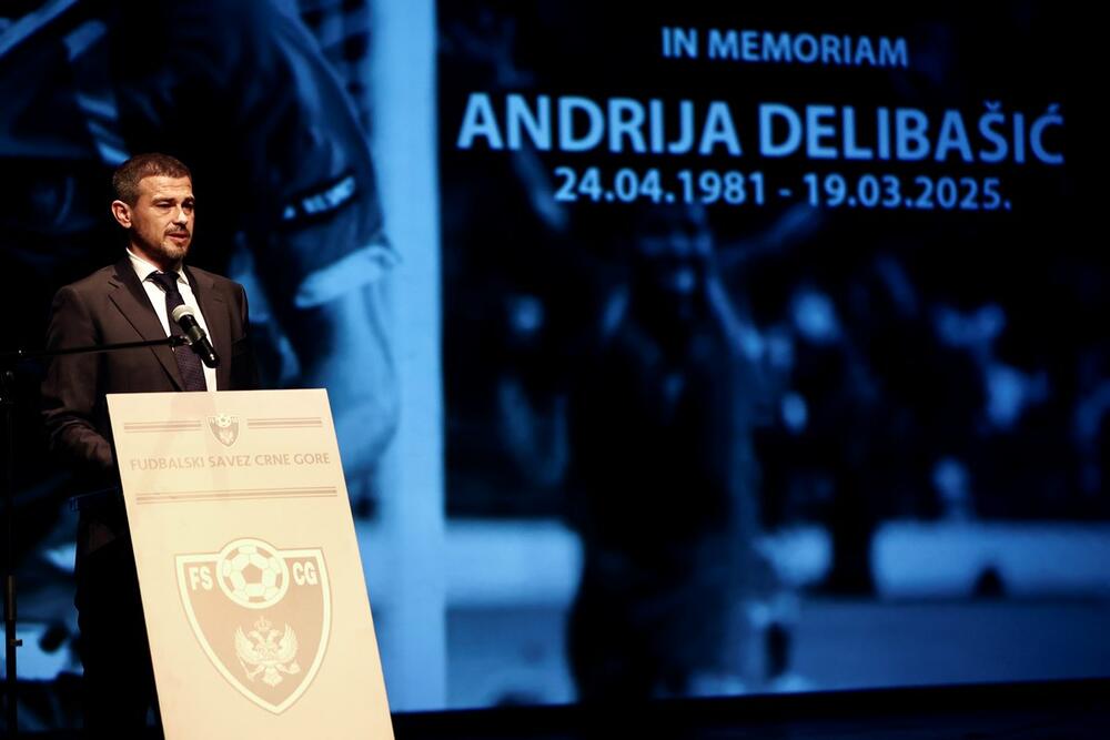 <p>Nekadašnji crnogorski reprezentativac Andrija Delibašić nikada neće biti zaboravljen, poručeno je sa komemorativne sjednice u Crnogorskom narodnom pozorištu</p>