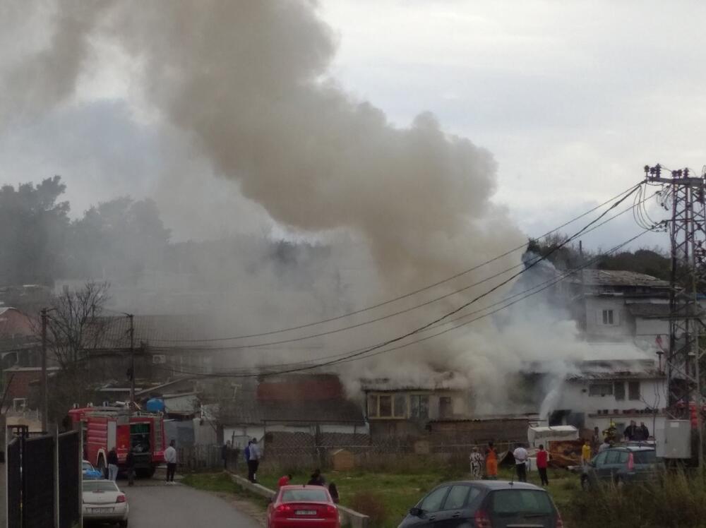 <p>Vatra je u najvećoj mjeri uništila četiri, a oštetila još jedan smještajni objekat</p>