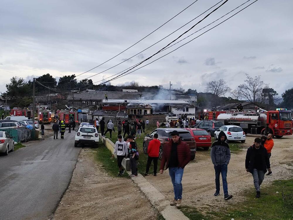 <p>Vatra je u najvećoj mjeri uništila četiri, a oštetila još jedan smještajni objekat</p>