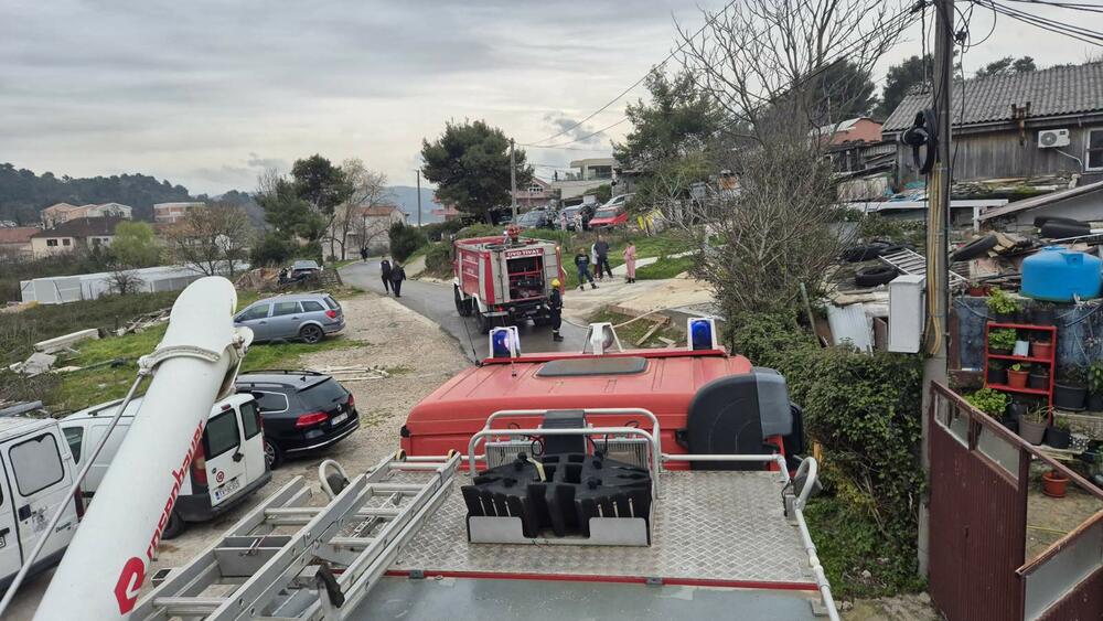 <p>Vatra je u najvećoj mjeri uništila četiri, a oštetila još jedan smještajni objekat</p>