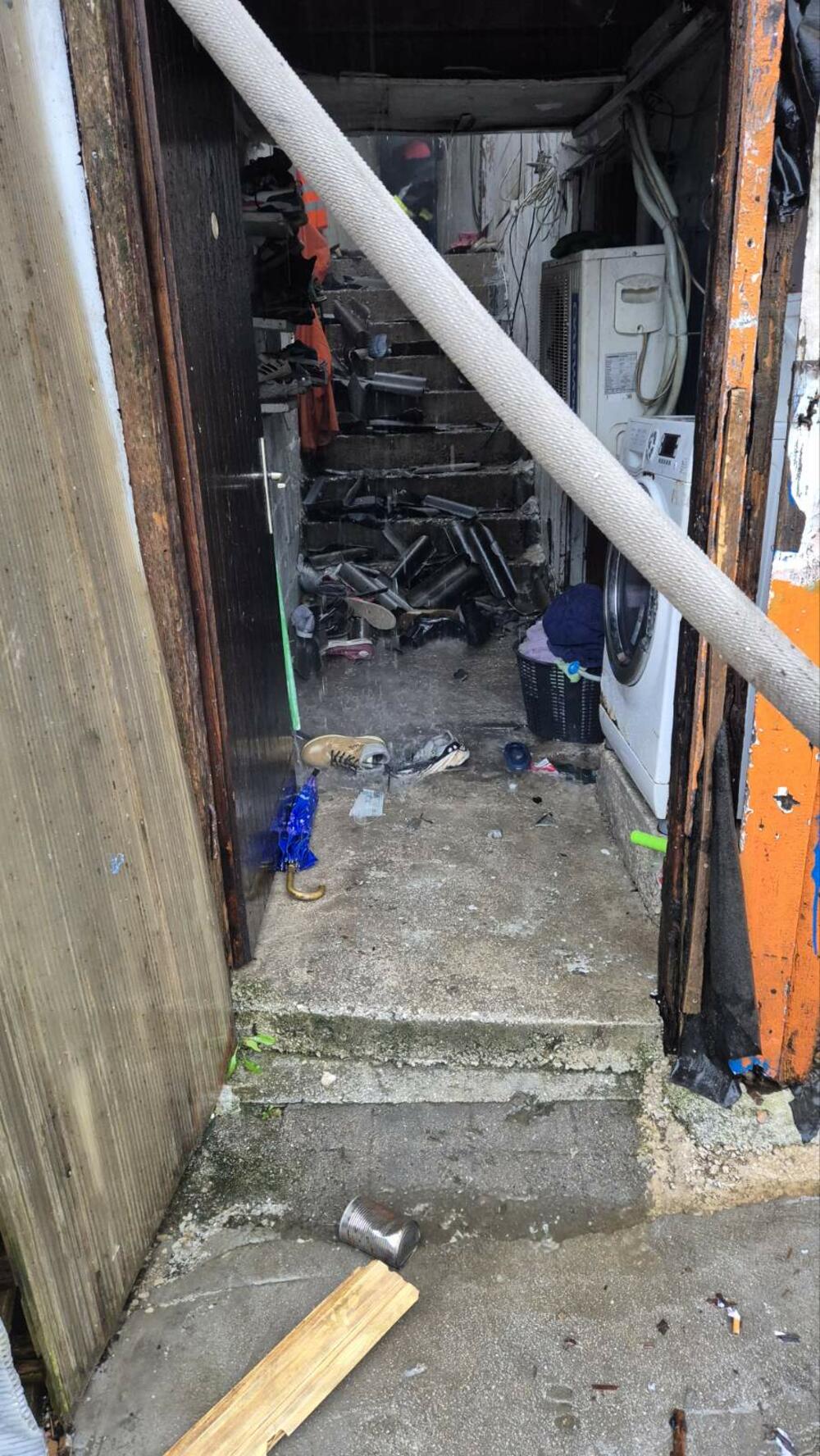 <p>Vatra je u najvećoj mjeri uništila četiri, a oštetila još jedan smještajni objekat</p>