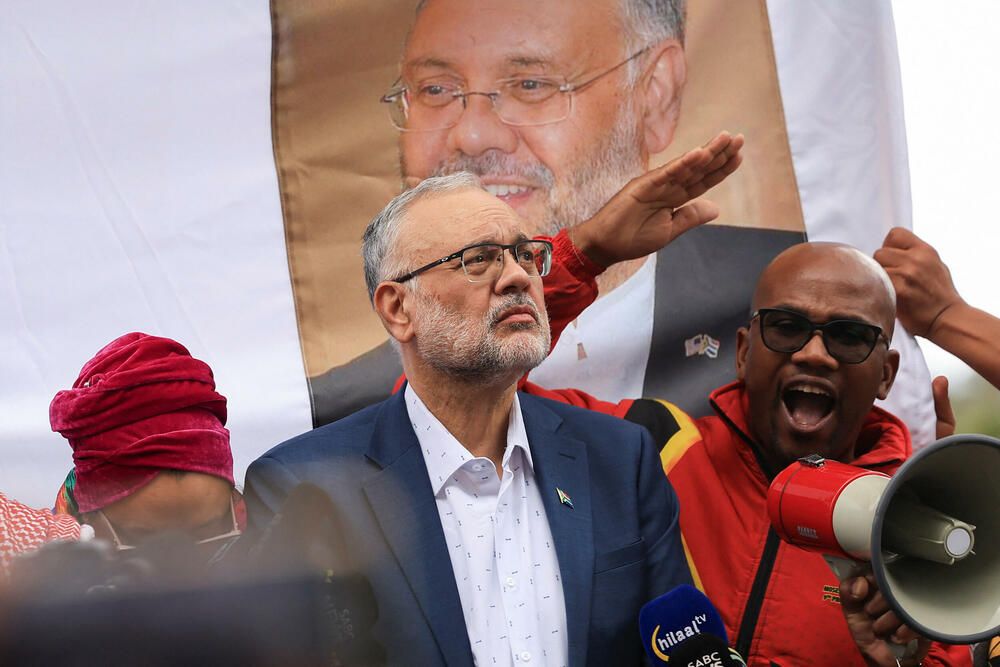 <p>"Deklaracija da ste persona non grata ima za cilj da vas ponizi", rekao je Rasul pristalicama. "Ali kada se vratite sa ovakvim dočekom onda će to shvatiti kao znak dostojanstva"</p>