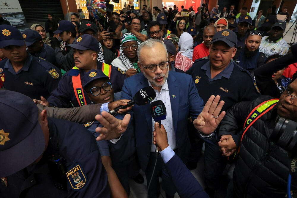 <p>"Deklaracija da ste persona non grata ima za cilj da vas ponizi", rekao je Rasul pristalicama. "Ali kada se vratite sa ovakvim dočekom onda će to shvatiti kao znak dostojanstva"</p>