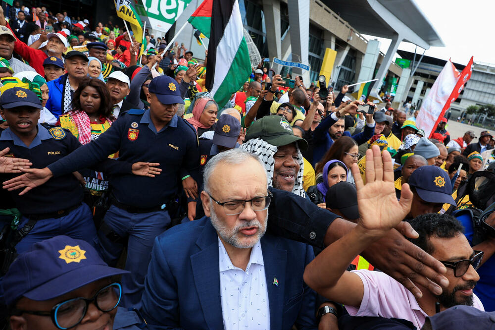 <p>"Deklaracija da ste persona non grata ima za cilj da vas ponizi", rekao je Rasul pristalicama. "Ali kada se vratite sa ovakvim dočekom onda će to shvatiti kao znak dostojanstva"</p>