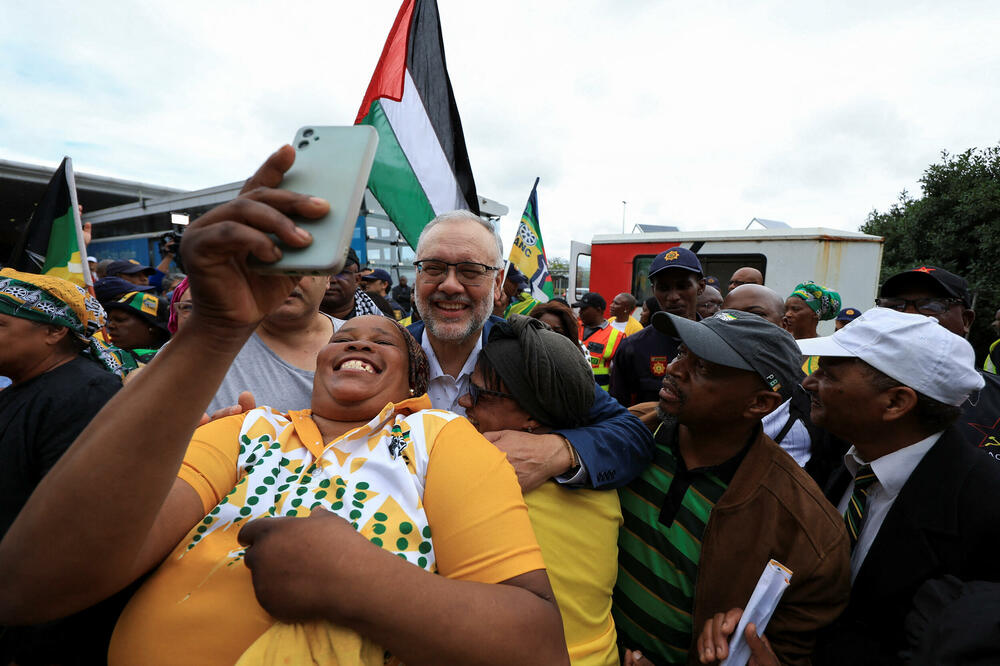 <p>"Deklaracija da ste persona non grata ima za cilj da vas ponizi", rekao je Rasul pristalicama. "Ali kada se vratite sa ovakvim dočekom onda će to shvatiti kao znak dostojanstva"</p>