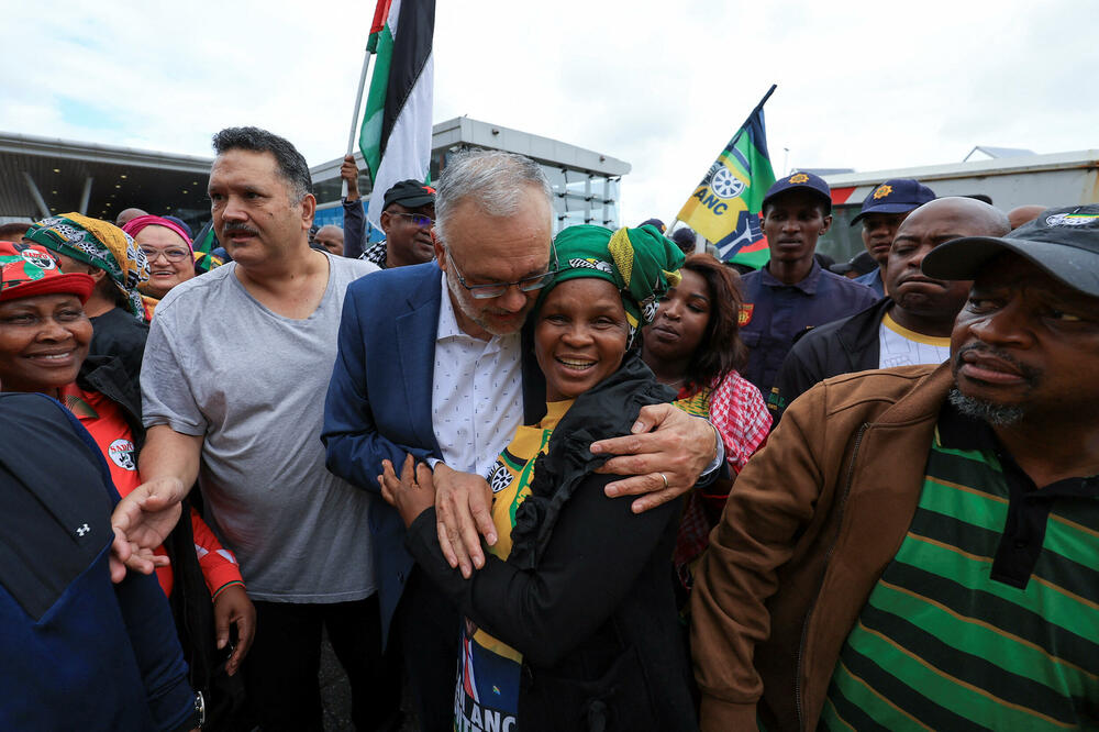 <p>"Deklaracija da ste persona non grata ima za cilj da vas ponizi", rekao je Rasul pristalicama. "Ali kada se vratite sa ovakvim dočekom onda će to shvatiti kao znak dostojanstva"</p>