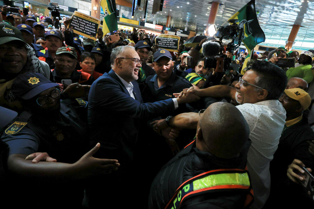 <p>"Deklaracija da ste persona non grata ima za cilj da vas ponizi", rekao je Rasul pristalicama. "Ali kada se vratite sa ovakvim dočekom onda će to shvatiti kao znak dostojanstva"</p>