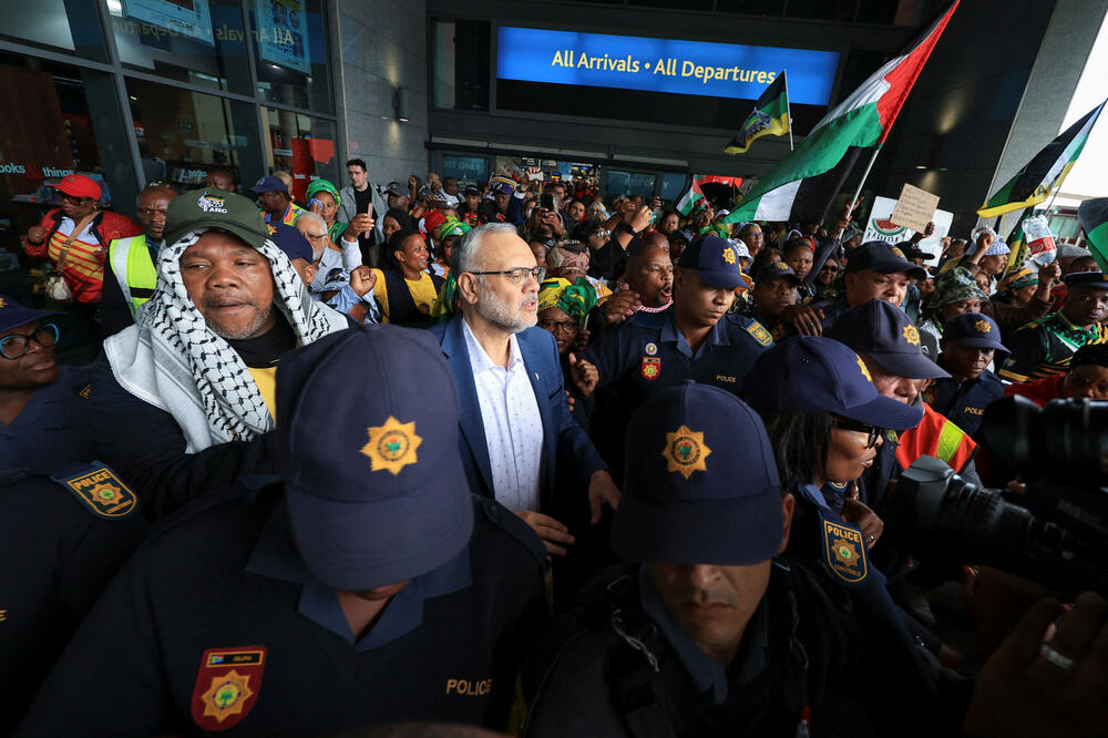 <p>"Deklaracija da ste persona non grata ima za cilj da vas ponizi", rekao je Rasul pristalicama. "Ali kada se vratite sa ovakvim dočekom onda će to shvatiti kao znak dostojanstva"</p>