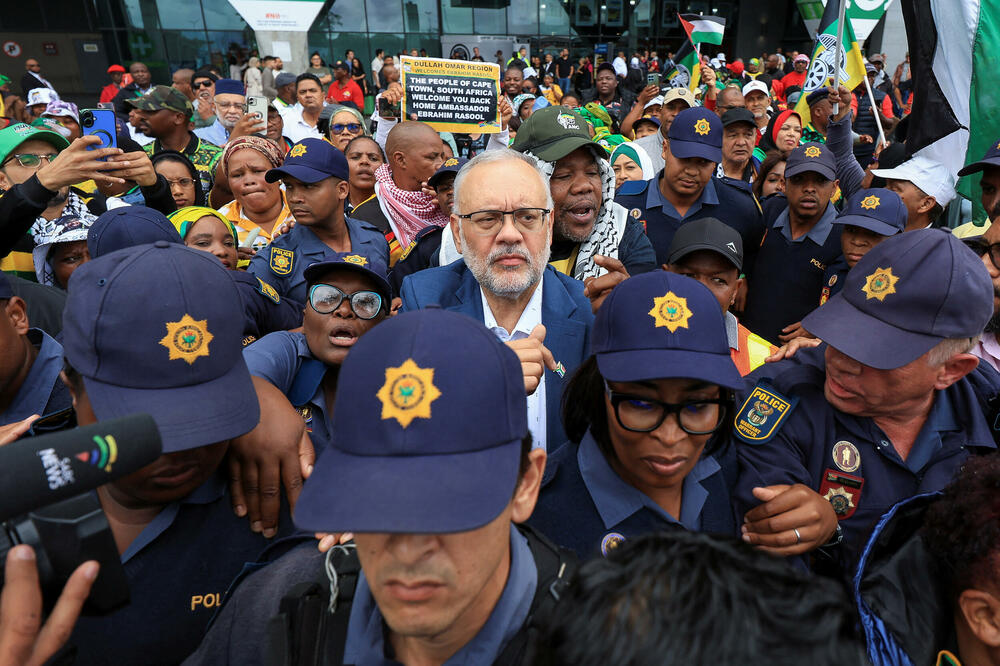 <p>"Deklaracija da ste persona non grata ima za cilj da vas ponizi", rekao je Rasul pristalicama. "Ali kada se vratite sa ovakvim dočekom onda će to shvatiti kao znak dostojanstva"</p>