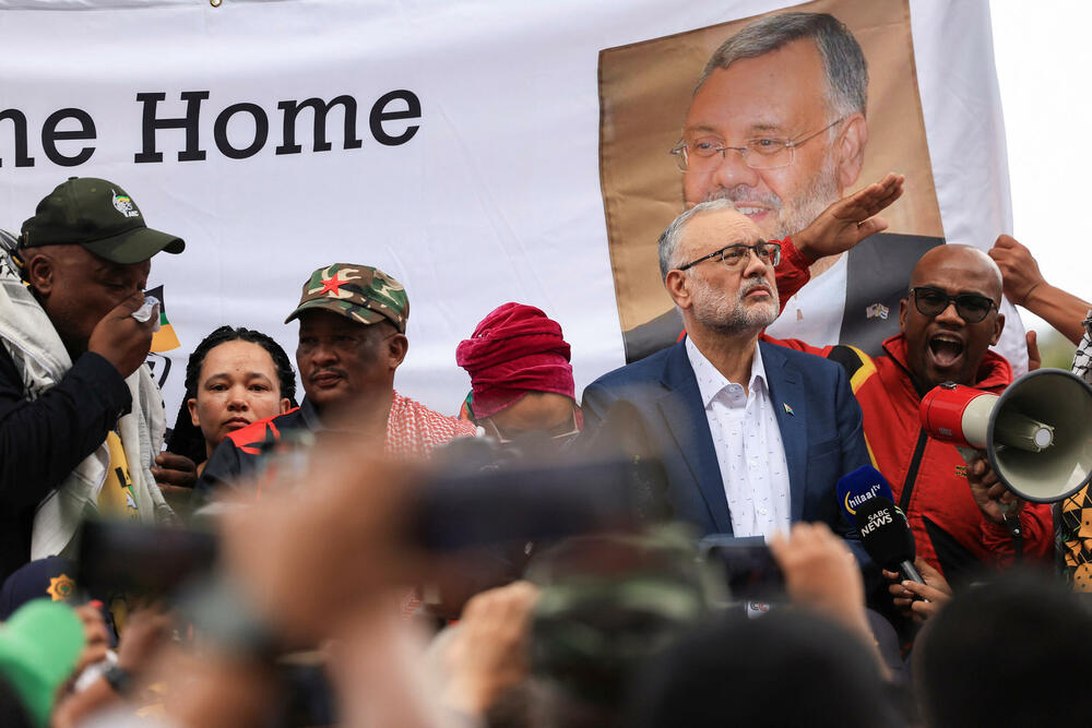 <p>"Deklaracija da ste persona non grata ima za cilj da vas ponizi", rekao je Rasul pristalicama. "Ali kada se vratite sa ovakvim dočekom onda će to shvatiti kao znak dostojanstva"</p>