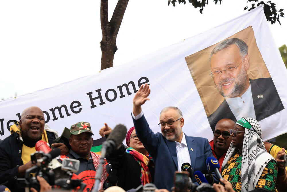 <p>"Deklaracija da ste persona non grata ima za cilj da vas ponizi", rekao je Rasul pristalicama. "Ali kada se vratite sa ovakvim dočekom onda će to shvatiti kao znak dostojanstva"</p>