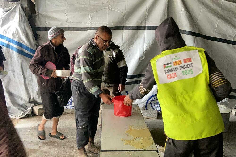 Građani Gaze preuzimaju donirane tople obroke, Foto: Pokret solidarnosti sa Palestinom
