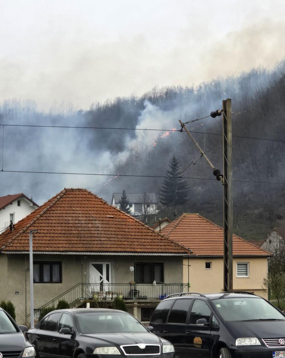<p>Pored uništenih djelova šuma, bilo je ugroženo više objekata</p>