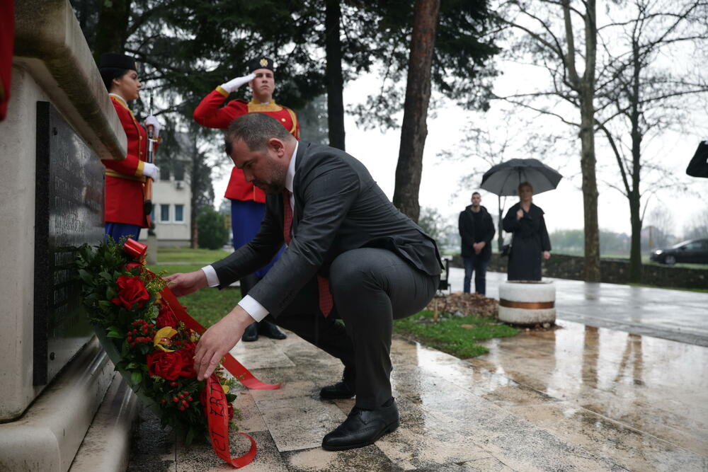 <p>"Vjerujem da je pred nama, uprkos izuzetno kompleksnoj bezbjednosnoj situaciji u svijetu, budućnost u kojoj će se razvijati i stasavati generacije okrenute opštem i ličnom prosperitetu, miru i toleranciji", rekao je ministar odbrane</p>