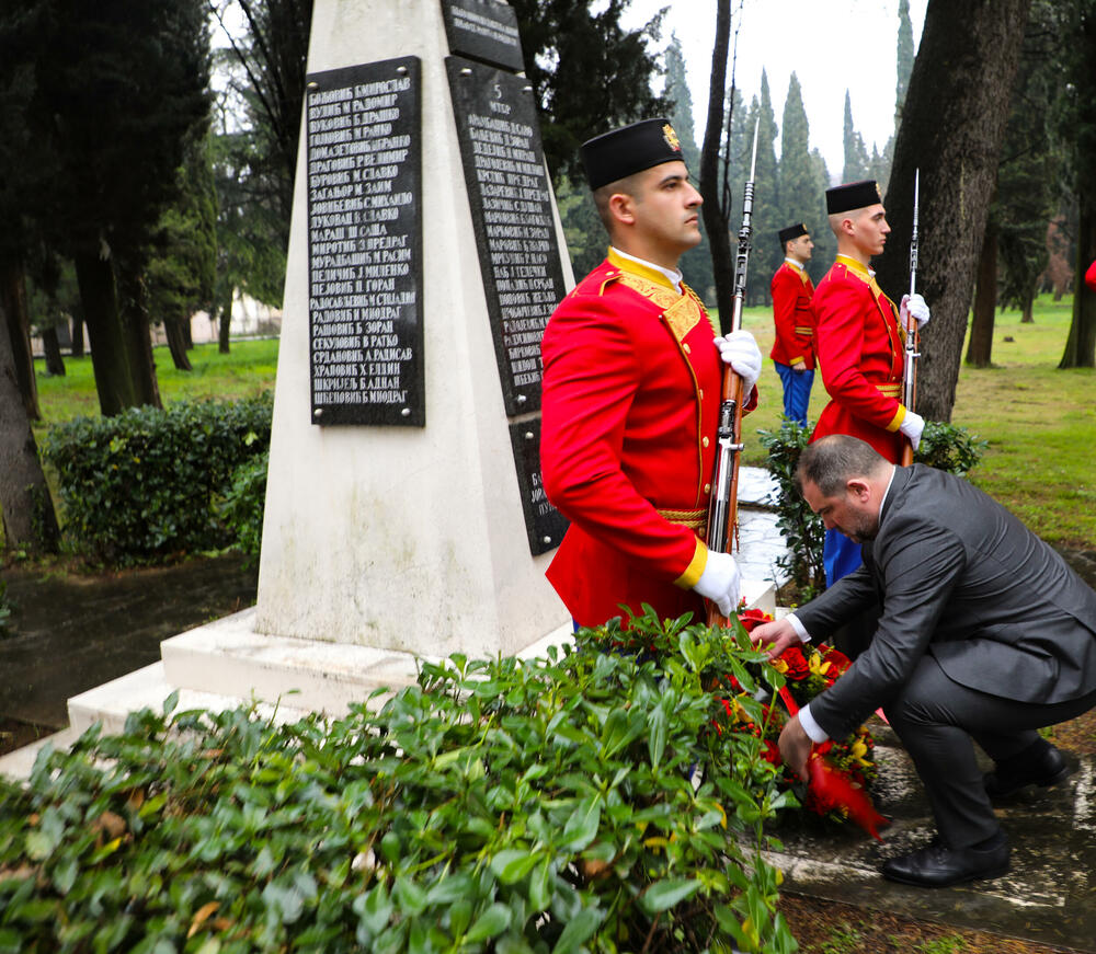 <p>"Vjerujem da je pred nama, uprkos izuzetno kompleksnoj bezbjednosnoj situaciji u svijetu, budućnost u kojoj će se razvijati i stasavati generacije okrenute opštem i ličnom prosperitetu, miru i toleranciji", rekao je ministar odbrane</p>