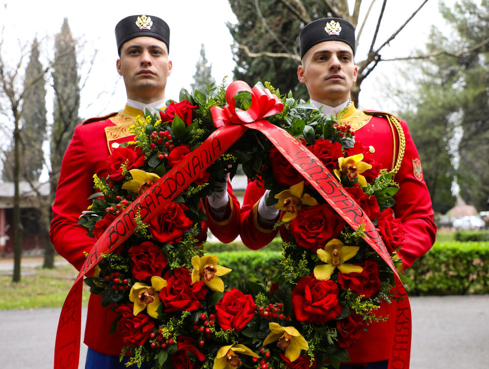 <p>"Vjerujem da je pred nama, uprkos izuzetno kompleksnoj bezbjednosnoj situaciji u svijetu, budućnost u kojoj će se razvijati i stasavati generacije okrenute opštem i ličnom prosperitetu, miru i toleranciji", rekao je ministar odbrane</p>
