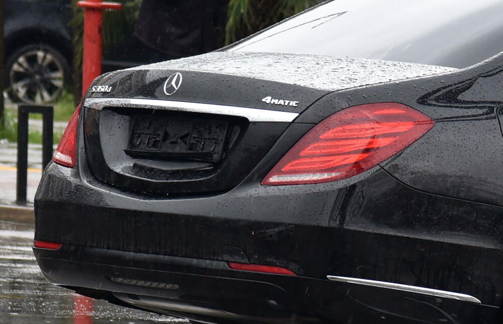 <p>Na službenom automobilu napravljena je velika materijalna šteta</p>