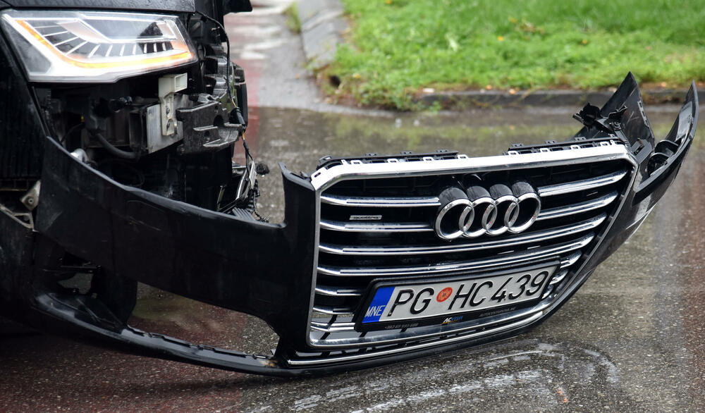 <p>Na službenom automobilu napravljena je velika materijalna šteta</p>