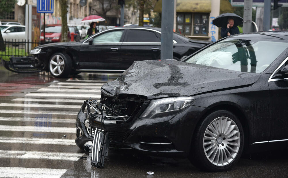 <p>Na službenom automobilu napravljena je velika materijalna šteta</p>