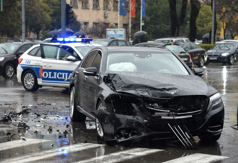 <p>Na službenom automobilu napravljena je velika materijalna šteta</p>