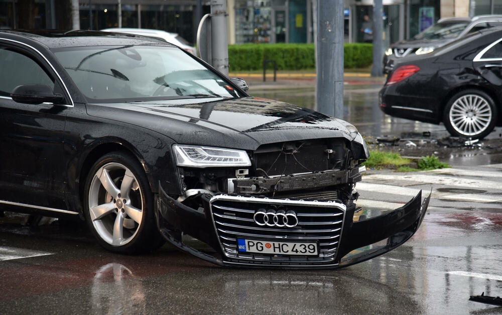 <p>Na službenom automobilu napravljena je velika materijalna šteta</p>