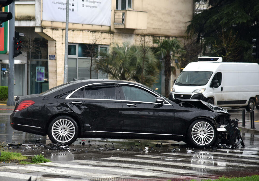 <p>Na službenom automobilu napravljena je velika materijalna šteta</p>