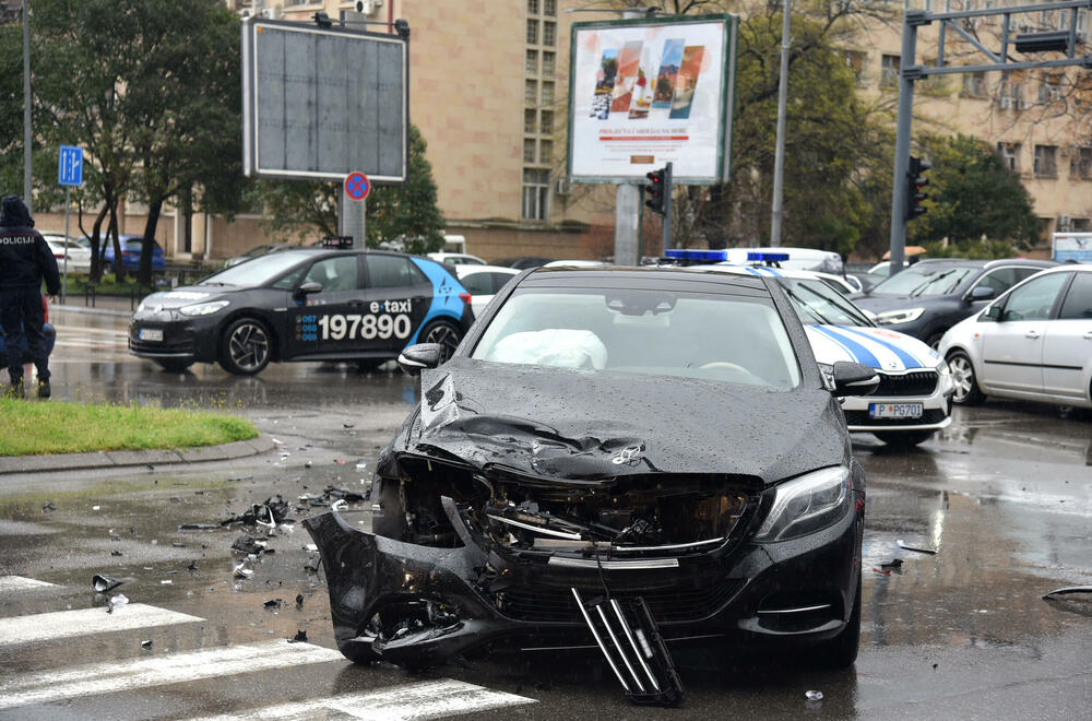 <p>Na službenom automobilu napravljena je velika materijalna šteta</p>