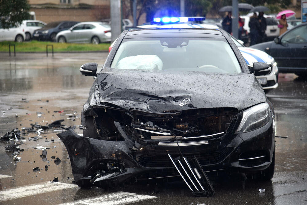 <p>Na službenom automobilu napravljena je velika materijalna šteta</p>
